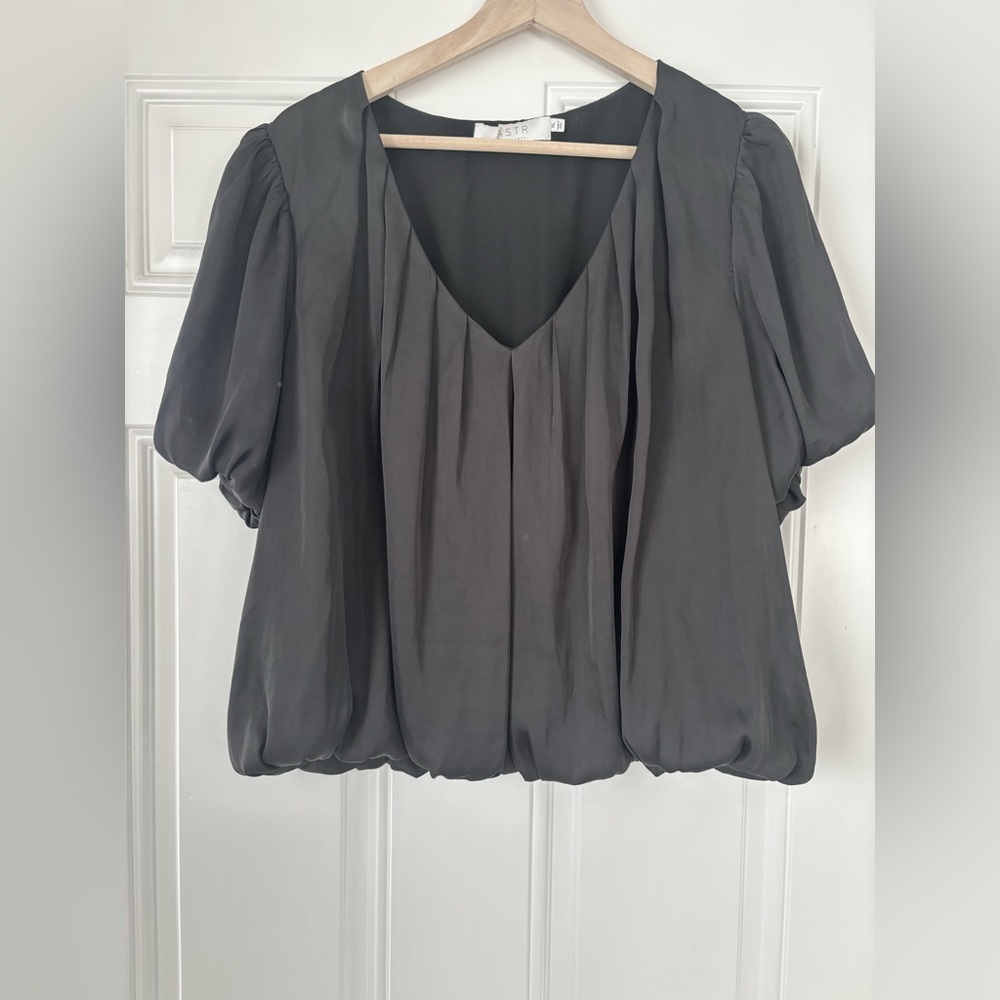 ASTR The Label Satin Bubble Hem Blouse Women’s Size XL Black V Neck Crop… - Picture 11 of 12